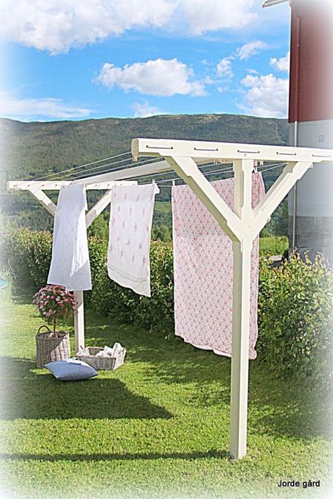 Diy Clothesline Outdoor, Outdoor Clothes Lines, Urban Garden Design, Bloxburg Room, Outdoor Clothes, Apartment Patio Decor, Patio Decorating Ideas On A Budget, Patio Decorating Ideas, Outdoor Decor Backyard