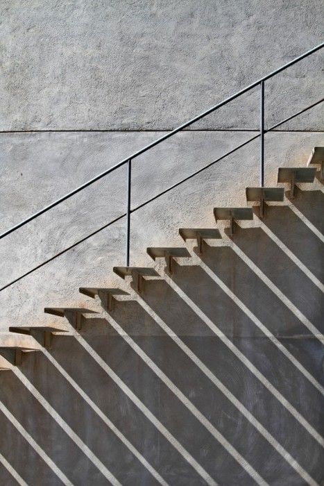 . Minimal Photography, Stair Handrail, Shadow Photography, Stair Steps, Interior Stairs, Modern Staircase, Design Exterior, Minimalist Photography, Staircase Design