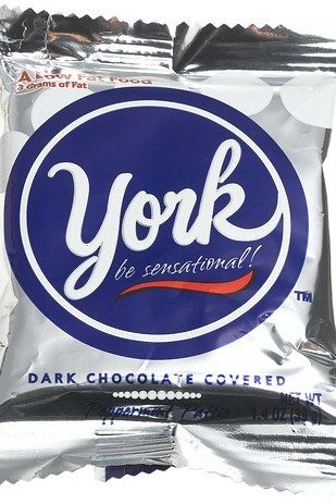 If you like York Peppermint Patties, you should try a Grasshopper. | 17 Candy And Cocktail Pairings You Need To Try York Mint Patties, Low Calorie Candy, Trader Joes Appetizers, Healthy Halloween Candy, Mint Sweets, York Candy, York Peppermint Patties, York Chocolate, York Peppermint Patty