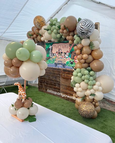 Safari Balloon Centerpieces, Safari Centerpiece Ideas, Balloon Gate, Safari Centerpieces, Wild Baby Shower, Safari Balloon, Jungle Balloons, Garland Balloon, Jungle Theme Birthday Party