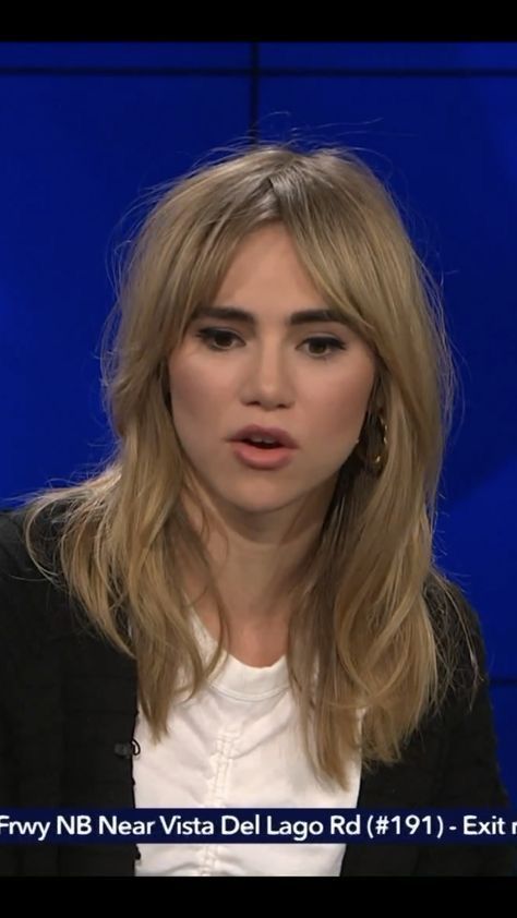 70s Bangs Straight Hair, 90s Haircuts Bangs, 90s Haircut Fine Hair, Suki Waterhouse Hair Bangs, 70s Haircuts Straight Hair, 90s Hair Bangs, Suki Waterhouse Haircut, Outgrown Bangs, 70s Layered Hair