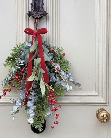 Winter Hygge Decor, Elegant Christmas Decor Ideas, Mistletoe Wreath, Wreath Alternative, Rustic Christmas Wreath, Elegant Christmas Decor, Christmas Flower Arrangements, Alternative Christmas, Christmas Front Doors