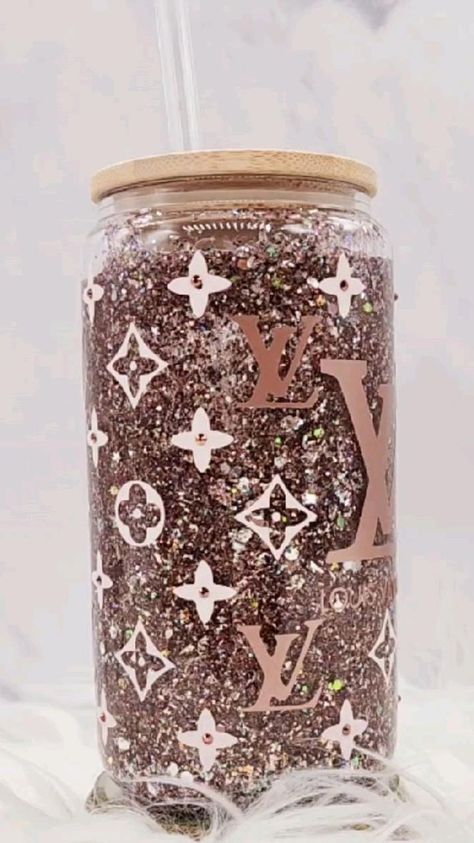 Glass Tumbler Design, Rhinestone Designs Pattern, Diy Snow Globe, Cute Coffee Cups, Custom Starbucks Cup, Coffee Jars, Diy Glass Bottle Crafts, Vinyl Tumblers, Diy Resin Projects