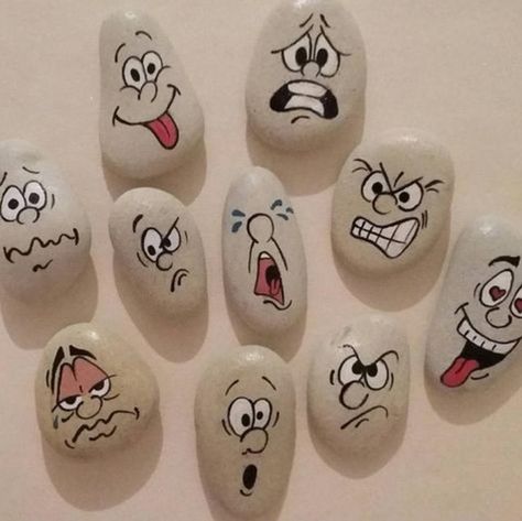 En collant des petites pierres sur une grande, il fabrique une décoration de jardin adorable! - Trucs et Bricolages Tre Kunst, Art Pierre, Painted Rock Ideas, Rocks Painted, Rock Face, Paint Rock, Kindness Rocks, Rock Painting Designs, Cartoon Faces