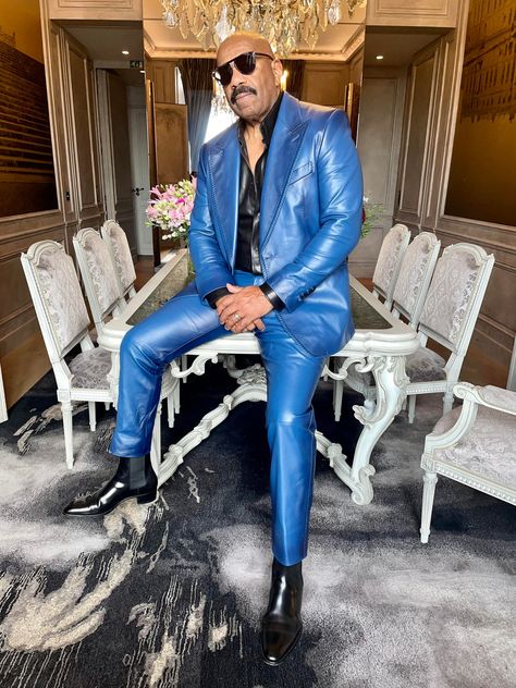 Meet Steve Harvey, Style Icon | GQ Steve Harvey Suits, Designer Suits For Men, Dad Fashion, Green Suit, Gq Magazine, Pink Suit, Steve Harvey, Urban Wear, Well Dressed Men