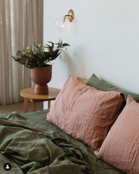 Mauve Bedding Room Ideas, Green And Pink Bedding Ideas, Pink Green Bedding, Green Bedsheet Bedroom, Sage And Clay Bedroom, Green And Light Pink Bedroom, Linen Bedding Aesthetic, Dusty Pink And Green Bedroom, Green Brown Pink Aesthetic Room