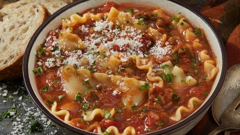 Spicy Lasagna Soup Leftover Lasagna, Easy Lasagna Soup, Lasagna Soup Recipe, Traditional Lasagna, Chicken Alfredo Pasta, Chicken Gnocchi Soup, Dump Meals, Lasagna Soup, Comfort Soup