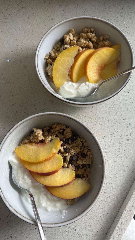 Muesli And Yogurt, Muesli Breakfast, Drink Green Juice, Recovery Food, Tastemade Recipes, Low Cal Recipes, Healthy Lifestyle Food, Healthy Foodie, Food Inspo