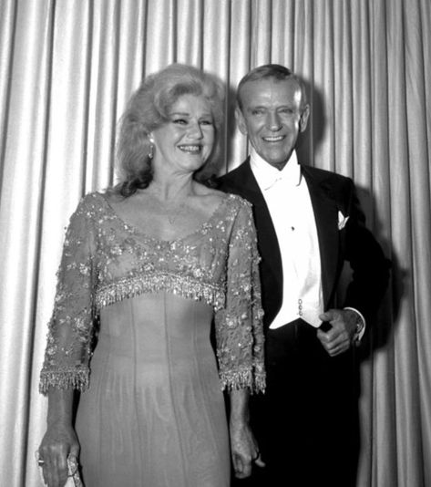 Ginger with Fred Astaire at the Oscars in 1967. Fred Astaire And Ginger Rogers, Fred And Ginger, Hollywood Photo, Ginger Rogers, Katharine Hepburn, Fred Astaire, The Oscars, Awards Ceremony, Old Movies