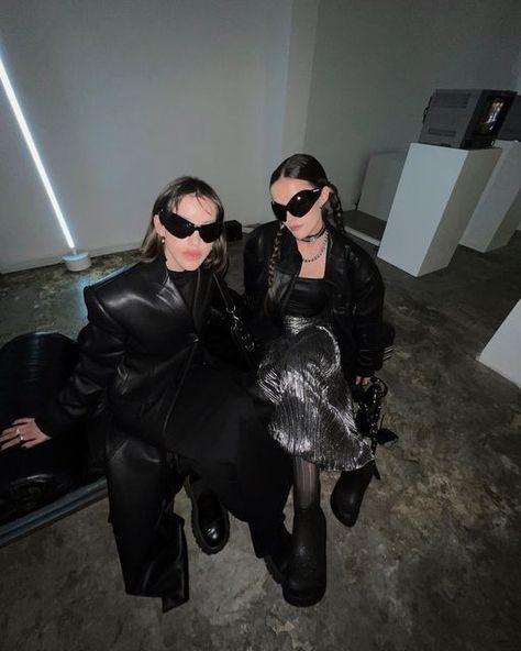 Black Rave Outfits, Berlin Underground, Dark Streetwear, Goth Winter, Berlin Techno, Rave Glasses, Techno Outfit, Techno Rave, Rave Babe