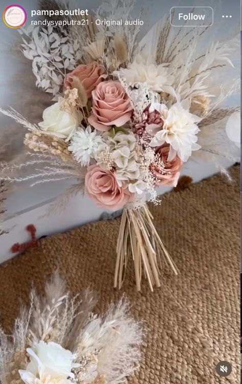 Dusty Rose Wedding Theme, Pink Boho Wedding, Gold Wedding Bouquets, Rose Wedding Theme, Light Pink Wedding, Wedding Bouquets Pink, Bridal Bouquet Flowers, Dusty Rose Wedding, Boho Wedding Decorations