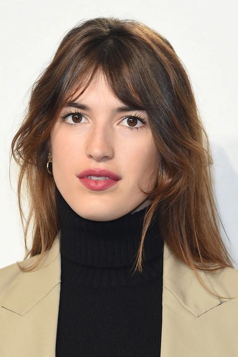 Jeanne Damas Hair Bangs, Jeanne Damas Fringe, Jeanne Damas Bangs, Short Parisian Hair, Parisian Fringe, French Fringe Long Hair, French Long Hair, French Hairstyles Long, French Women Hair