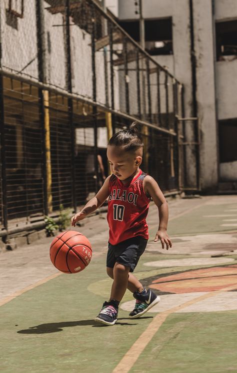 This Family Played Basketball for Their Shoot, and It Looked So Cool! | https://babyandbreakfast.ph/2019/06/25/fun-sporty-basketball-family-shoot/ Kids Basketball Photoshoot, Nba Dads, Kids Playing Basketball, Basketball Park, Basketball Family, Sports Photoshoot, Kings Basketball, Toddler Basketball, Toddler Sports