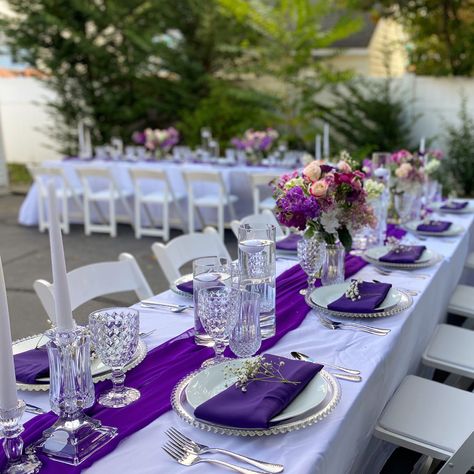 Purple Dinner Party Table Settings, Purple Wedding Reception Decorations Wedding Table Decor, Purple White And Gold Wedding Table Settings, Purple Bachelorette Party Decorations, Purple And White Wedding Decor, Purple Table Settings Wedding, Table Set Up For Party Layout, Purple Wedding Reception Tables, Purple Dinner Party