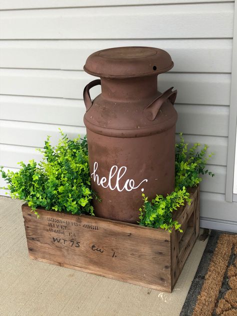 Porch Floral Ideas, Milk Can Diy Projects, Farm Decor Outside, Front Porch Ideas With Milk Can, Decorate Milk Cans, Refinishing Old Milk Cans, Front Yard Landscaping Rustic, Farm Porch Decor, Diy Old Milk Can Ideas