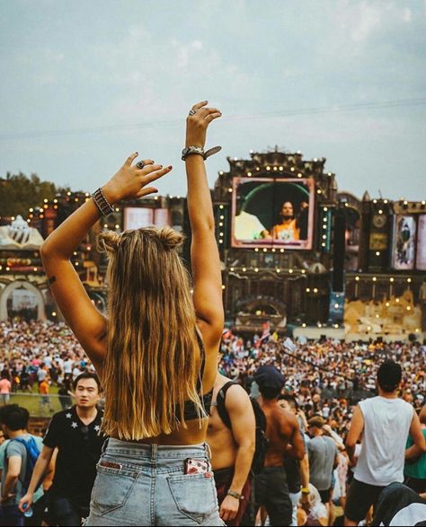 Festival Photos Ideas, Music Fest Aesthetic, Festival Inspo Pics, Festival Accessories Ideas, Festival Poses Ideas, Edm Festival Aesthetic, Festival Vibes Aesthetic, Festival Astethic, Tomorrowland Aesthetic