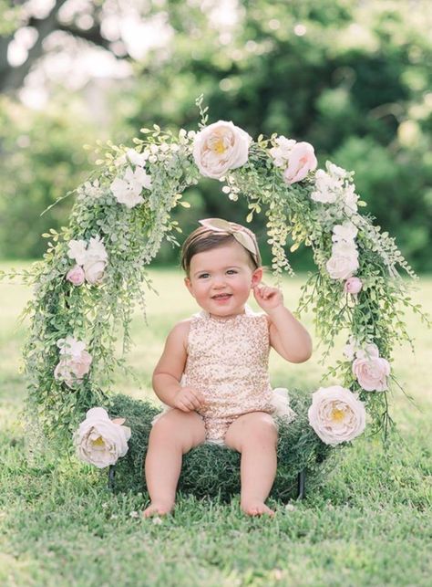 Baby Girl 1st Birthday Photoshooting Ideas, One Year Old Flower Photoshoot, Baby Girl Outdoor Photoshooting Ideas, Two Year Old Birthday Photos, Second Birthday Girl Photoshooting, First Birthday Photo Shoot Ideas Outdoor 1 Year, Second Birthday Photo Shoot Ideas, 2 Year Photoshoot Ideas, Baby Flower Photoshoot