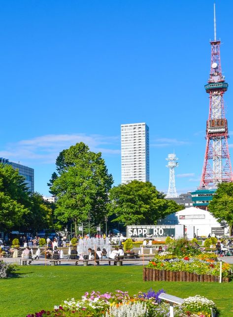 Located in the center of Sapporo, running from east to west is the Odori Park (大通公園), which literally translates to “Large Street Park” as it serves as the median running down a very large street. Japanese Park, Sapporo Japan, Japan Summer, City Japan, Hakodate, Summer Highlights, Japan Photography, Japanese Landscape, Japan Culture