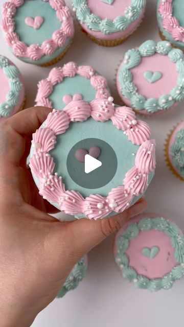 Alex LaRosa on Instagram: "Gender Reveal Cupcakes 🩷💙  ✨had the honors of making a friends gender reveal cupcakes  ✨ the center of the cupcakes were filled with a certain color buttercream- any guesses?  ✨start with a flat top cupcake   ✨use tip 4 to make a heart  ✨use tip 32 for the border  Supplies @nycake Piping tips @wiltoncakes  Colors @colour.mill  Sprinkles @riverroadsprinkleco  .  . . . . . #alexlarosabakery #genderrevealcakes #genderrevealcupcakes #pinkcupcakes #bluecupcakes #colourmillmade" Gender Cupcakes, Gender Reveal Cupcake Ideas Simple, Flat Top Cupcakes, Cupcake Piping Ideas, Cupcake Gender Reveal, Gender Reveal With Cupcakes, Gender Reveal Cupcake Ideas, Gender Reveal Mini Cupcakes, Homemade Gender Reveal Cupcakes