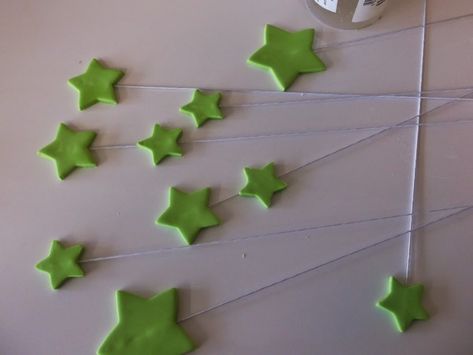 Kiwi Cakes: How to make fondant stars on wires - Tutorial Tuesday Fondant Stars, Kiwi Cake, Wire Cake Topper, Making Fondant, My Little Pony Cake, Minnie Mouse Birthday Cakes, Little Pony Cake, Pony Cake, Wire Tutorials