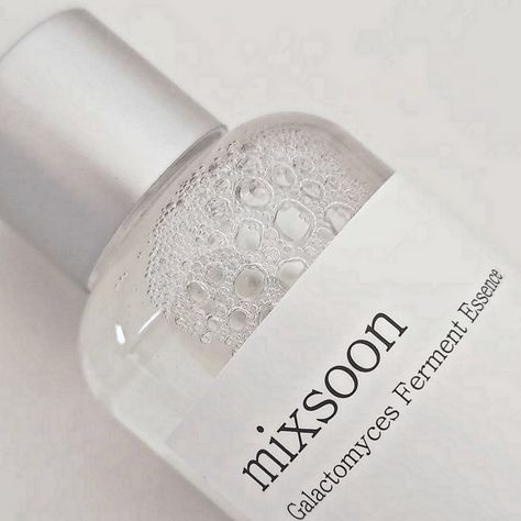 If you are interested to get a glass skin you should try @mixsoon_official 3 Essence Layering to achieve a clear and radiant skin. These are easy to layer and all of the texture is watery, layer them don't make me oily or greasy. The step is simple, after cleansing, apply this trio in the following order: 1st Layer: Bifida Ferment Essence 2nd Layer: Galactomyces Fermented Essence 3rd Layer: Soondy Centella Asiatica Essence 1. MIXSOON Bifida Ferment Essence This essence is runny in te... Korean Essence Products, Jumiso Snail Mucin 95 + Peptide Essence, Jumiso Snail Essence, Mixsoon Centella Essence, Isntree C-niacin Toning Ampoule, Glass Skin, Radiant Skin, Essence, How To Apply