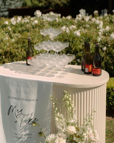 This might just be the dream summer wedding set up ✨ Add an extra special touch to your welcome sign by combining it with an elegant drinks station. I fell in love with this beautiful display at @campdavidfarm, featuring natural linen and a tonal floral arrangement. Pairing your welcome sign with a drinks station creates a warm, elegant welcome for your guests. Opting for a tonal colour scheme keeps everything seamless and sophisticated. Follow for more luxury wedding inspiration 💍 ✨ ... Welcome Drink Wall, Elegant Drinks, Drinks Station, Drink Display, Drink Stand, Your Welcome, Dream Summer, Party Garden, Welcome Drink