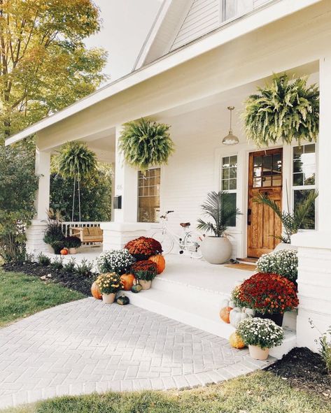 Fall Porches, Fall Front Porch Decor, Garden Wallpaper, Fall Front Porch, Fall Outdoor Decor, Front Porch Decorating, Fall Decorations Porch, Fall Front, Porch Design