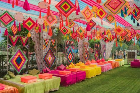 Traditional Mehndi Decoration, Punjabi Decoration Ideas, Punjabi Theme Decoration, Mehandi Backdrop, Haldi Theme, Mehandi Decoration, Haldi Ceremony Decorations, Mehndi Function, Mehendi Decor Ideas