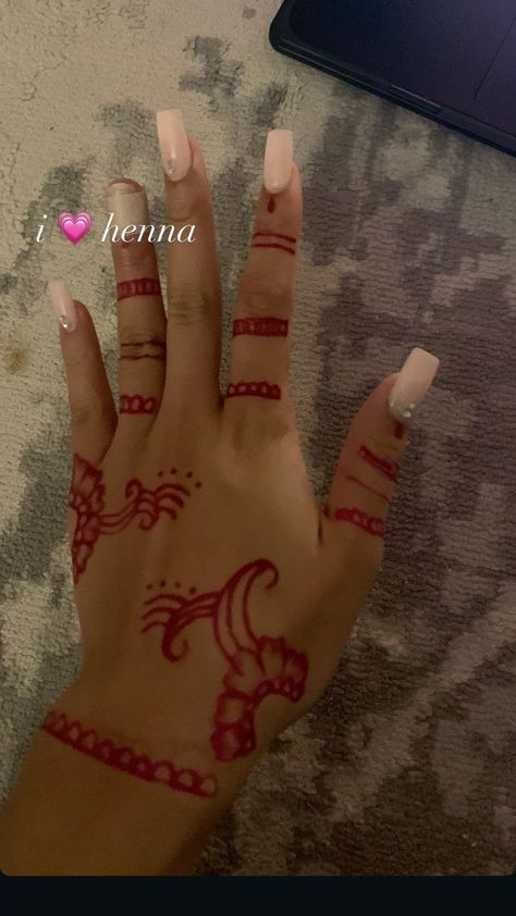 Hana Tato Ideas, Henna Designs Red, Henna Inspo Easy, Hand Art Henna, Cute Henna Ideas, Henna Inspo Simple, Henna Rose, Homemade Henna, Simple Hand Henna