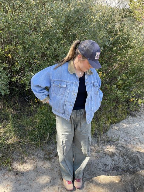 Outfit for fishing in the mountains Womens Fishing Outfit, Fishing Trip Outfit, Fishing Outfit, Fall Fishing, Trip Outfits, Fishing Outfits, Pinterest Closet, Simple Trendy Outfits, Fishing Trip