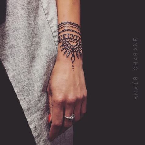 Boho Style Tattoos, Tattoos Hand, Cuff Tattoo, Tato Henna, Boho Tattoos, Henna Tattoo Hand, Hand Tattoos For Women, Arm Band Tattoo, Wrist Tattoos For Women