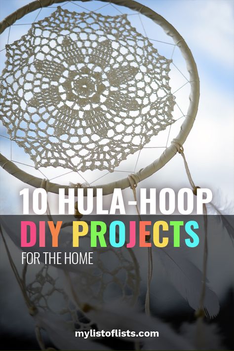 Hula hoop craft projects? Say what? This post is dedicated to all of the things you can do with that old hula hoop you have stashed away in your garage. Pssst…don’t have an old hula hoop to use? Find one for almost nothing at the Dollar Store! Prepare yourself: you’re about to get a new holiday wreath AND a light fixture. Read on to learn how. #diy #projects #homedecor #hulahoop Hula Hoop Boho Decoration, Giant Dream Catcher Diy Hula Hoop, Hula Hoop Dream Catcher Diy, Crochet Hula Hoop, Hula Hoop Crafts, Hula Hoop Dream Catcher, Hula Hoop Diy, Hula Hoop Weaving, Hula Hoop Rug