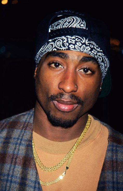 #Portfolio: Why Tupac is an eternal style icon | Vogue Paris Tupac Photos, 2pac Videos, Tupac Makaveli, Tupac Wallpaper, Looks Hip Hop, Tupac Pictures, Snoop Dog, Gta San Andreas, Tupac Shakur