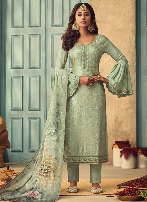 Green Suits Women Indian, Designer Suits For Women Indian, Latest Indian Outfits, Designer Suits For Women, Green Suits, Indian Suits For Women, Celana Fashion, Indian Wedding Lehenga, Kameez Designs