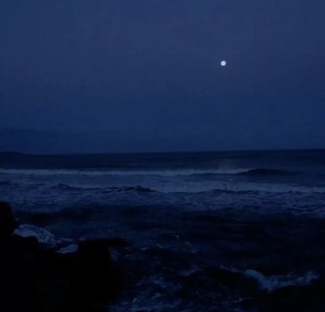 Blue Hour Photography, Dark Beach, Dark Ocean, Blue Aesthetic Dark, Everything Is Blue, Blue Highlights, Blue Hour, Foto Ideas Instagram, Highlight Covers