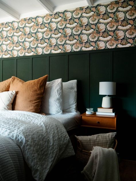 Arts And Crafts Bedroom Ideas, Green Bedroom With Wallpaper, Green Wainscoting Bedroom, 1910 Bedroom, Green Victorian Bedroom, Flower Wallpaper Bedroom, 1920s Bedroom Decor, 1920s Bedroom, 1940s Bedroom