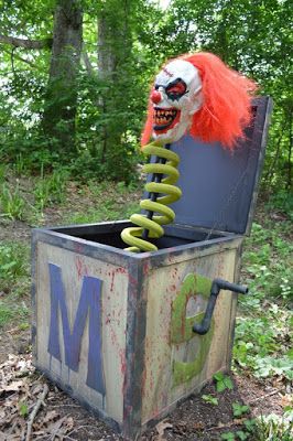 Shivers of Delight: Spooky Carnival in the Yard Scary Halloween Decorations Outdoor Diy, Clowns Halloween Decorations, Fun Diy Halloween Decorations, Halloween Decorations Ideas, Scary Halloween Decorations Outdoor, Dekorasi Halloween, Halloween Circus, Creepy Carnival, Halloween Diy Outdoor