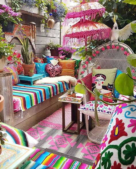 25 Gorgeous Bohemian Patio Ideas For An Outdoor Sanctuary Design Per Patio, Bohemian Style Home, Bohemian Patio, Garden Sanctuary, Bohemian Garden, Boho Patio, Stil Boho, Patio Decorating Ideas On A Budget, Bohemian Lifestyle