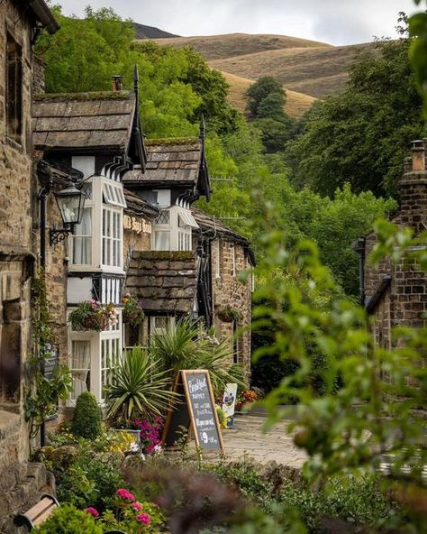 Peak District 🇬🇧 on Instagram: "From Edale to the purple heather now on full display.. there is nothing quite like the Peak District! 💜 Photos by @stevenahewitt1 To be featured, follow @peak.district and tag us! 🌲" Peak District England, Genius Loci, Picture Places, Purple Heather, Peak District, The Peak, Future Life, Inspirational Pictures, The Purple