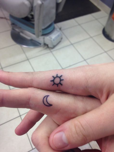 Moon and sun finger tattoos for bffs Tattoo Sonne, Tattoo Finger, Matching Best Friend Tattoos, Finger Tattoo For Women, Matching Sister Tattoos, Finger Tattoo Designs, Bff Tattoos, Matching Couple Tattoos, Sun Tattoos