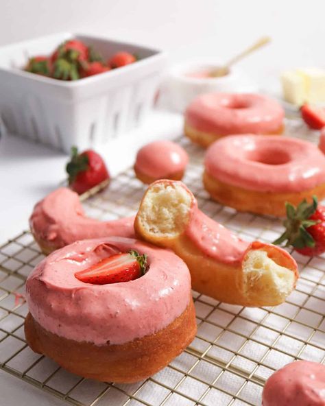 Strawberry Cream Donuts (Small Batch) Strawberry Doughnut, Brioche Donuts, Donut Store, Frangipane Tart, Strawberry Donuts, Sweet Glaze, Strawberry Powder, Tarts Crust, Ideas Cocina