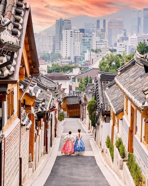 Loïc Lagarde shared a photo on Instagram: “🇰🇷[FR] Ce week-end je vous emmène à Seoul en Corée du Sud! J’y étais il y a deux ans déjà. Il était…” • See 1,527 photos and videos on their profile. Korean Town, Korea Town, Korea Wallpaper, Korean Traditional, Week End, South Korea, Seoul, Travel Destinations, Places To Go