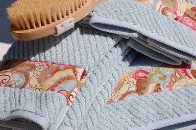 tutorial showing how to add fabric trim to bath towels Embroidery Designs By Hand, Towel Hoodie, Free Embroidery Patterns Machine, Decorative Bath Towels, Diy Towels, Towel Apron, Ideas Embroidery, Towel Decor, Towel Embroidery