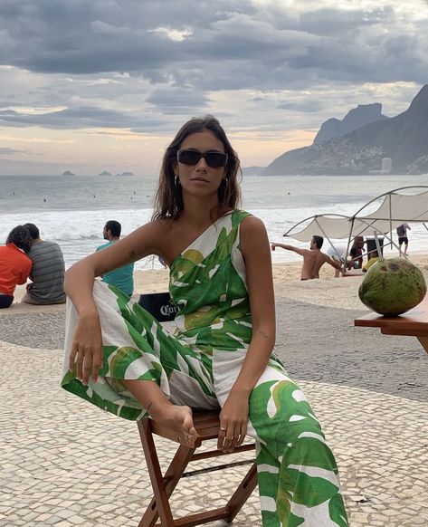 Rio Street Style Brazil, Brazilian Summer Aesthetic Outfits, Rio Outfits Summer, Copacabana Outfit, Look Farm Rio, Lalala Outfits, Rio Street Style, Brazilian Summer Outfits, Looks Farm Rio