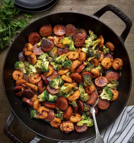 Looking for a flavorful and satisfying meal? Try this Honey Garlic Shrimp Sausage and Broccoli recipe with a sweet and savory sauce. Stuffed Peppers Chicken, Sausage And Broccoli, Sausage Broccoli, Recipes Cabbage, Sausage Shrimp, Honey Garlic Shrimp, Bang Bang Sauce, Shrimp And Sausage, One Pan Dinners