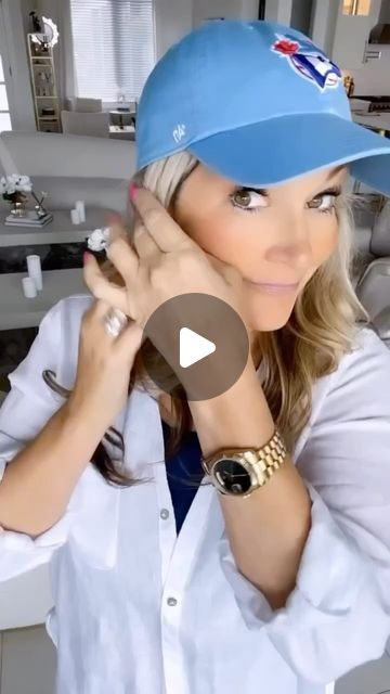 Jill Armstrong / Life & Style on Instagram: "A little must know hat trick. I really like ball caps and wear them quite often. When we go to see our favourite teams, caps are fun, however, It is difficult to find the right fit. They are all so short on
the sides that it looks funny to wear your hair down.  I am pretty fussy about my hats so I thought I would share my trick for finding a great fitting ball cap for the game or just a bad hair day. We all have them 😉❤️

#trending #explore 
#fashiontricks #fashionhacks #trythishack #styletrick #stylehack #trend #hack #foryou #fashionover40 #styleover40 #lifeandstylej" How To Wear Caps Women, Ball Cap Outfits For Women, How To Wear A Trucker Hat Women, Baseball Hat Short Hair, How To Wear A Baseball Hat Women, Short Hair Baseball Cap Style, How To Wear A Baseball Hat, Ball Cap Hairstyles, Trucker Hat Outfit Women