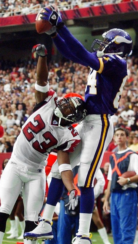 Randy Moss Wallpaper, Moss Wallpaper, Randy Moss, Nfl Vikings, Minnesota Vikings Football, Vikings Football, Family Picture Outfits, Football Art, Football Pictures