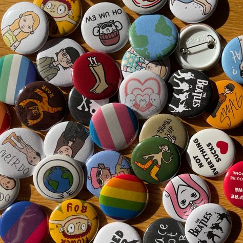 Badges On Backpacks, Diy Pins Buttons Badges, Pin Ideas Diy, Cool Pins For Backpacks, Diy Pins Buttons, Diy Buttons Pins, Diy Pins For Backpack, Button Ideas Pins, Pin Ideas Button