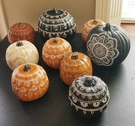 Henna Pumpkin Designs, Mandala Pumpkin Painting, Diwali Pumpkin, Sharpie Pumpkin Art, Boho Pumpkin Painting, Henna Pumpkin, Zentangle Pumpkins, Pumpkin Decoupage, Mandala Pumpkin