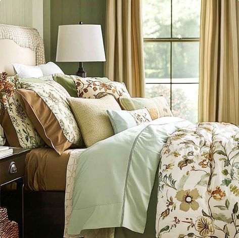 30 August decoration ideas for your home. These late summer decorating ideas are perfect for August and will carry you right into fall! Late Summer Decorating Ideas, Modern Traditional Style, Deck Dining, Nightstand Decor, Plaid Throw Pillows, 30 August, Lightweight Bedding, Cottage Style Decor, Fall Bedroom